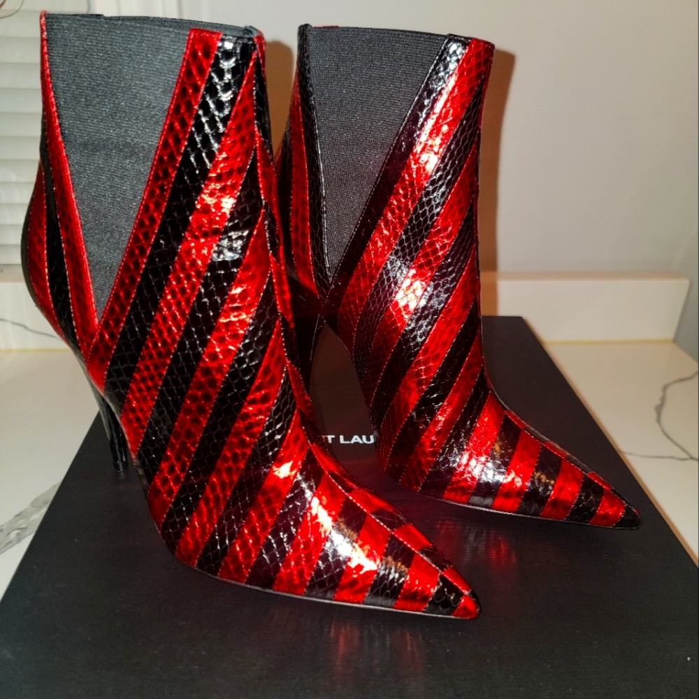 Saint Laurent Kiki 110 Chelsea Laquer boots